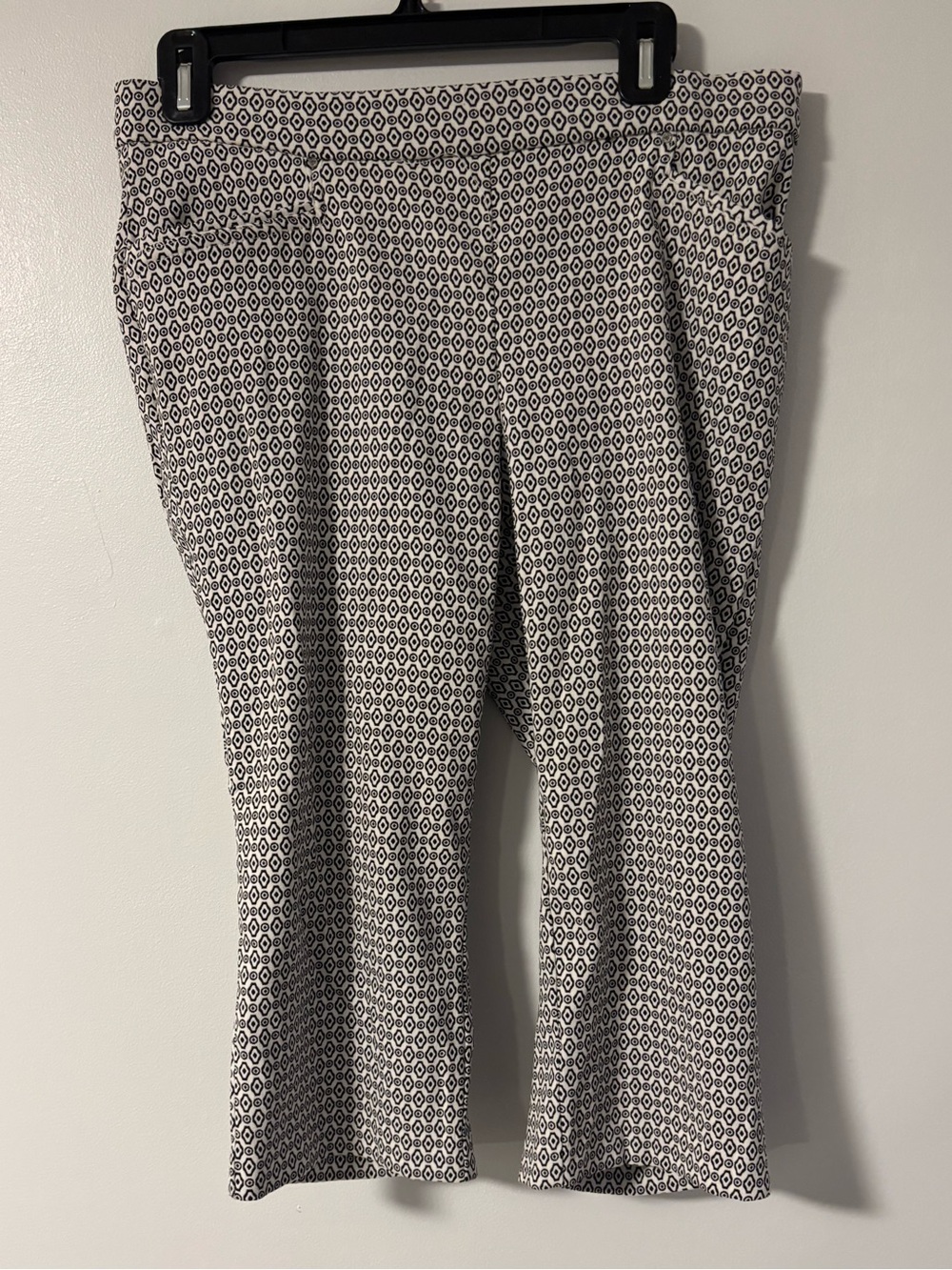 89th & Madison Geometric White Black Cropped Pull-on Capri Pants Size Medium
